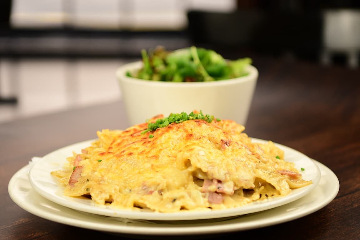 Gratinierte Schinkenfleckerl mit Blattsalat
