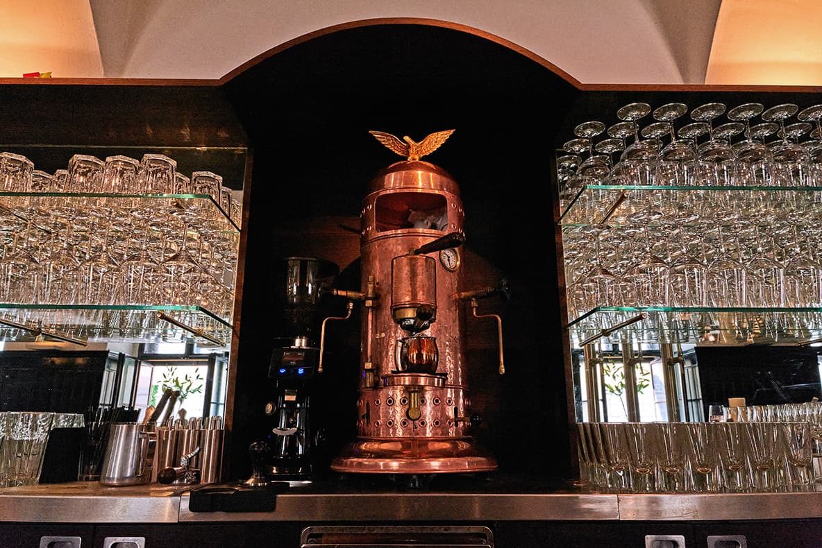 Die Bar mit Kupfer-Kaffeemaschine