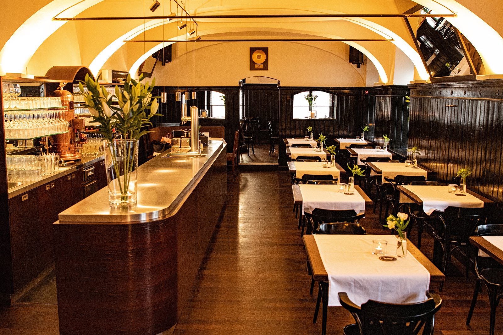 Der Gastraum des Restaurant Wiener mit Gewölbedecke und Bar