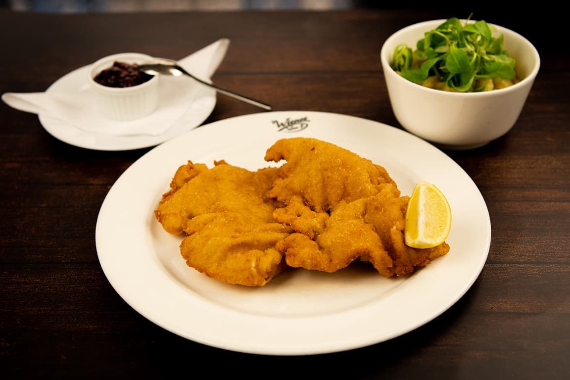 Wiener Schnitzel vom Kalb mit Erdäpfel-Vogerlsalat