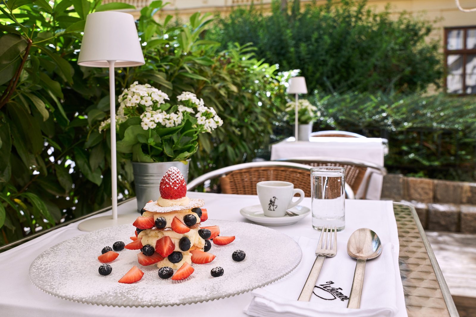 Schanigarten des Restaurant Wiener im Sommer mit Dessert